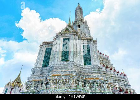 Ein Wahrzeichen von Wat Arunratchawararam in Bangkok, Thailand. Ein Ort, an dem jeder in jeder Religion gesehen werden kann. Stockfoto