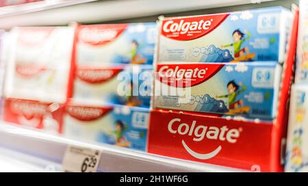 POZNAN, POLEN - 17. JUN 2021: Colgate Zahnpasten werden in einem Supermarkt zum Verkauf angeboten Stockfoto