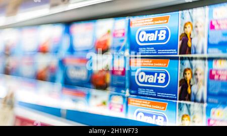 POZNAN, POLEN - 17. JUN 2021: Oral-B-Zahnpasten werden in einem Supermarkt zum Verkauf angeboten Stockfoto