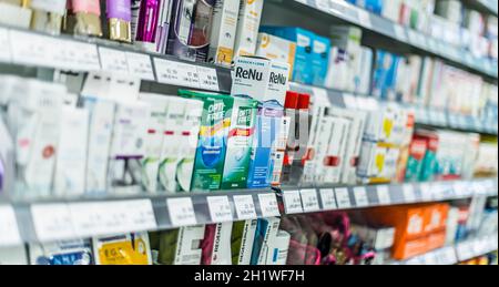 POZNAN, POL - 22. JUN 2021: Pharmazeutische Produkte zum Verkauf in einer Apotheke Stockfoto