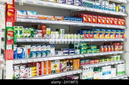 POZNAN, POL - 22. JUN 2021: Pharmazeutische Produkte zum Verkauf in einer Apotheke Stockfoto