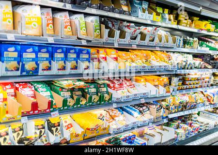 POZNAN, POLEN - 22. JUN 2021: Milchprodukte werden in einem Supermarkt zum Verkauf angeboten Stockfoto