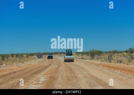 Reparaturarbeiten an einer unbefestigten Straße in den Erongo Mountains, Namibia Stockfoto