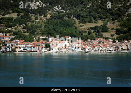 Blick aus den Bergen auf die Alt-Stadt von Baska auf der Insel Krk in Kroatien - Panoramaaufnahmen aus den Bergen auf die Bucht von Baska auf Krk in Stockfoto