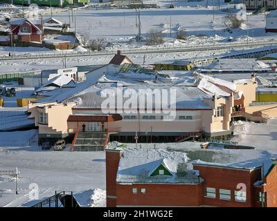 Salekhard, Russland - 27. Februar 2007: Die Stadt von salekhard im Winter, Häuser und Straßen der Stadt. Die Stadt ist jenseits des Polarkreises auf den Ya Stockfoto