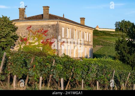 Herrenhaus an der D 1122 neben den Weinbergen des berühmten Château La Gaffelière im AOC Saint-Émilion, Frankreich Stockfoto