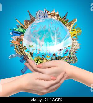 Frau hält Globus an den Händen, Weltreligionen und Architekturdenkmäler - Collage Religionen. Konzeptuelles Bild des Weltmeers. Umweltprot Stockfoto