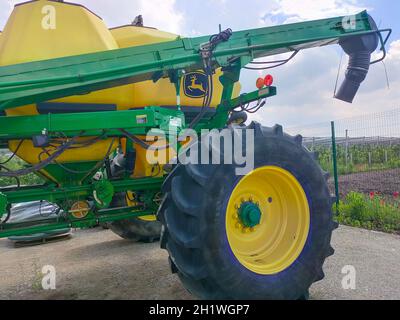 Kiew, Ukraine - 24. August 2020: Pneumatischer Anhänger der pneumatische Saatlader John Deere 1910 ist am 24. August 2020 in Kiew, Ukraine, unterwegs. Landwirtschaftlicher mac Stockfoto