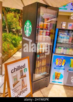 Antalya, Türkei - 11. Mai 2021: Starbucks Selbstbedienungskaffeemaschine im Freien an der Tankstelle in Antalya, Türkei am 11. Mai 2021. Dies ist eine Premium-Insel Stockfoto