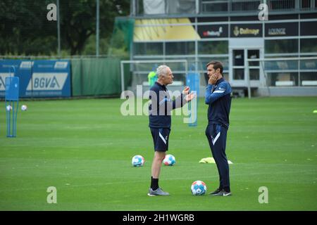 Schon wieder voll im Element: Trainer Christian Streich (Freiburg) im Gespräch mit Verbindungsstrainer Julian Schuster beim Trainingseinsatz beim Fußba Stockfoto