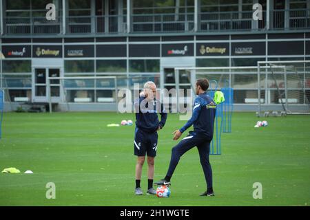 Trainer Christian Streich (Freiburg) im Gespräch mit Julian Schuster beim Trainingskontakt beim Fußball-Bundesligisten SC Freiburg DFL REGLEMENTS P Stockfoto