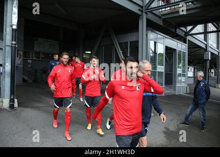 Die Freiburger Spieler, geführt von Vincenzo Grifo (SC Freiburg) und Trainer Christian Streich (Freiburg) reiten zum Training beim Trainingsaufta Stockfoto