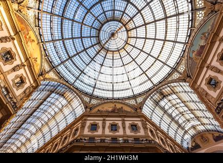 MAILAND, ITALIEN - CA. AUGUST 2020: Architektur in Mailand Fashion Gallery, Italien. Architektonisches Detail des Kuppeldachs. Stockfoto