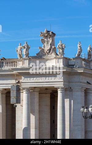 Vatikan, Rom, Italien - 9. Oktober 2020: Wappen des Heiligen Stuhls und der Vatikanstadt Stockfoto