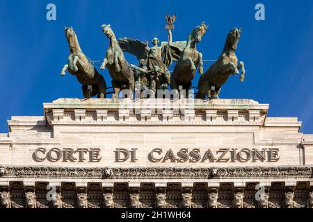 Rom, Italien - 9. Oktober 2020: Quadriga an der Spitze des Justizpalastes Sitz des Obersten Kassationsgerichts (Corte di Cassazione), majestätisches Gebäude Stockfoto