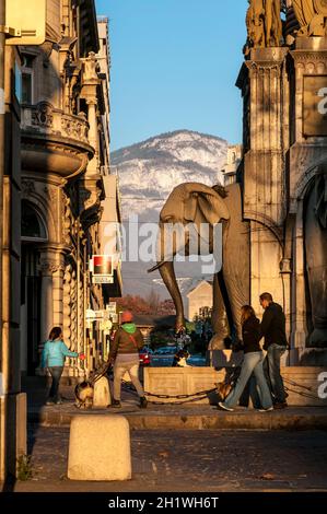 FRANKREICH. SAVOIE (73). CHAMBERY. FONTAINE DES ELEPHANTS, BAPTIZEE ' LES QUATRE-SANS-CUL ' PAR LES HABITANTS Stockfoto