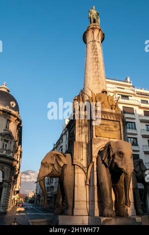 FRANKREICH. SAVOIE (73). CHAMBERY. FONTAINE DES ELEPHANTS, BAPTIZEE ' LES QUATRE-SANS-CUL ' PAR LES HABITANTS Stockfoto