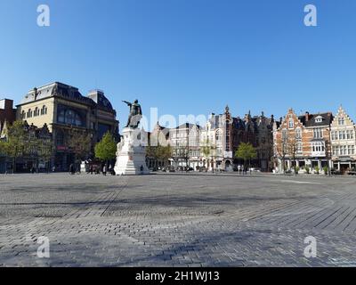 Gent, Belgien, April 2021: Blick auf den Vrijdagmarkt im historischen Zentrum von Gent, Belgien, mit Statue von Jacob van Artevelde und historischen Stockfoto