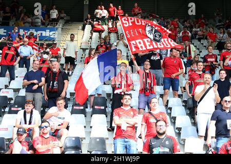 Die Fans in Freiburg sind zurück beim Fußball-Testspiel: SC Freiburg - 1. DIE DFL-VORSCHRIFTEN DES FC SAARBRÜCKEN VERBIETEN DIE VERWENDUNG VON FOTOS ALS IMAGE SE Stockfoto