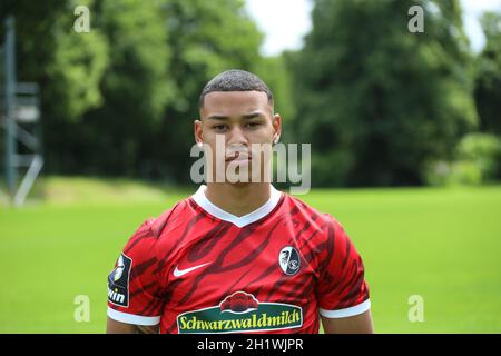 Kehrer Emilio (SC Freiburg II U23) beim Mannschaftsfoto SC Freiburg II - Saison 2021/22 Stockfoto