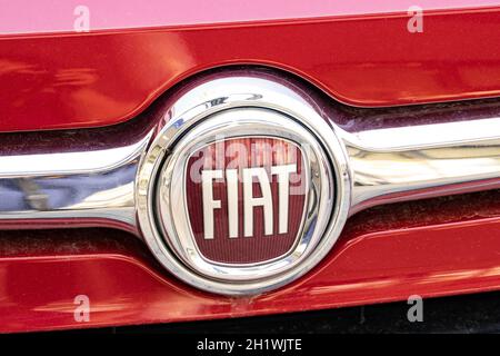 OBERURSEL, DEUTSCHLAND 2021-04-27 FIAT Sign Close Up. Gegründet 1899 in Italien, war 2013 der zweitgrößte europäische Automobilhersteller in den produzierten Mengen, an Stockfoto