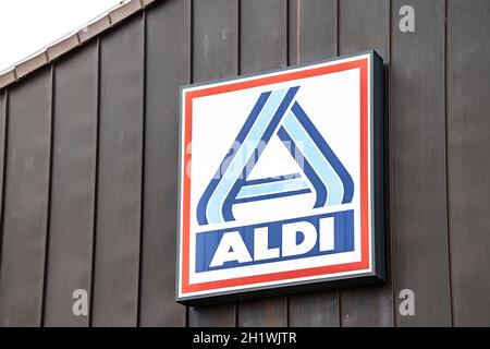 HOHENAHR, DEUTSCHLAND, 2021-05-08: ALDI NORD LOGO. Aldi North Schild an der Fassade. Aldi ist eine weltweit führende Discounter-Supermarktkette mit fast 10,000 Filialen Stockfoto