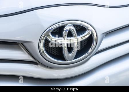 OBERURSEL, DEUTSCHLAND 2021-04-27 Toyota Logo. Die Toyota Motor Corporation, meist abgekürzt zu Toyota, ist ein japanischer multinationaler Automobilhersteller Stockfoto