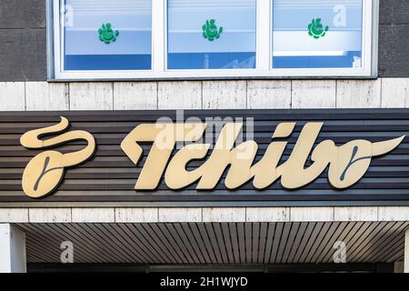 OBERURSEL, DEUTSCHLAND, 2021-04-27: Tchibo Logo auf einem Shop. Tchibo ist eine deutsche Kette von Kaffeehäusern und Cafés Stockfoto