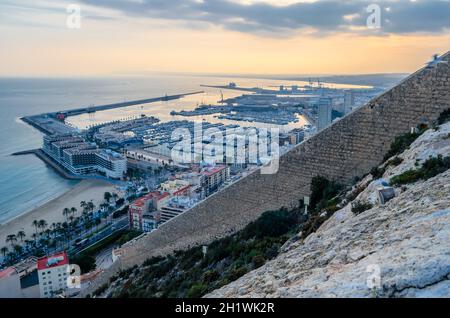 ALICANTE, SPANIEN - 27. DEZEMBER 2018: Luftbild der Mittelmeerstadt Alicante, von der Burg Santa Barbara aus gesehen Stockfoto