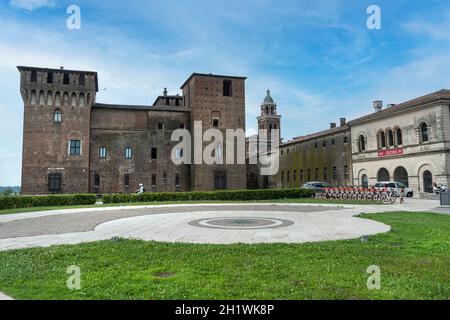 Mantua, Italien. 13. Juli 2021. Panoramablick auf das Schloss von San Giorgio im Stadtzentrum Stockfoto
