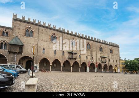 Mantua, Italien. 13. Juli 2021. Blick auf die Fassade des Museums des Risorgimento auf der Piazza Sordello, im Stadtzentrum Stockfoto