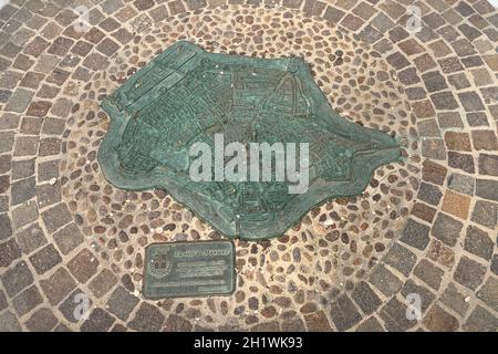 Mantua, Italien. 13. Juli 2021. Die Karte der Stadt auf dem Bürgersteig Stockfoto