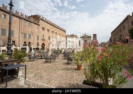 Mantua, Italien. 13. Juli 2021. Mantua, Italien. 13. Juli 2021. Panoramablick auf den Sordello-Platz im Stadtzentrum Stockfoto