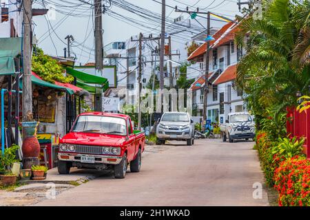 Surat Thani Thailand 25. Mai 2018 Roter Oldtimer im Restaurant Fishermans Village Bo Phut auf der Insel Koh Samui in Surat Thani, Thailand. Stockfoto