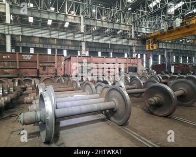 Nahaufnahme der Räder eines Zuges, einer Schwerindustrie-Fabrik, Produktion der Stahlzugräder Stockfoto