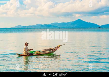 Surat Thani Thailand 25. Mai 2018 Fischer mit Boot und Koh Pha-ngan Landschaftspanorama auf der Insel Koh Samui in Thailand. Stockfoto