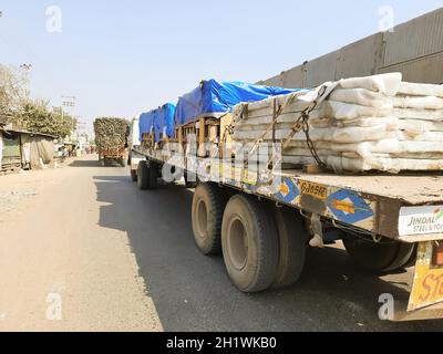 Bhusawal, INDIEN - 13. Februar 2021, LKWs, die auf der Autobahn fahren, passieren die Straße in Mountain, Bundesstaat maharashtra, Indien. Stockfoto