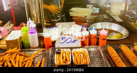 Surat Thani Thailand 25. Mai 2018 Thailändisches Essen auf dem Nachtmarkt Fischerdorf Bo Phut auf der Insel Koh Samui in Thailand. Stockfoto