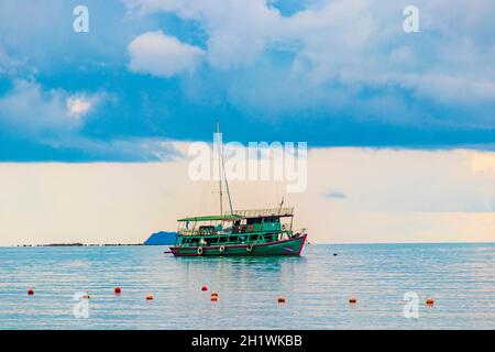 Surat Thani Thailand 25. Mai 2018 Bo Phut Strandpanorama mit türkisfarbenem Boot auf der Insel Koh Samui in Thailand. Stockfoto