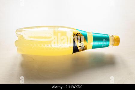 MOSKAU, RUSSLAND - 10. JUNI 2021: Plastikflasche aus Schweppes Bitter Lemon in russischer Ausgabe auf hellbraunem Brett. Schweppes stellte seine br Stockfoto