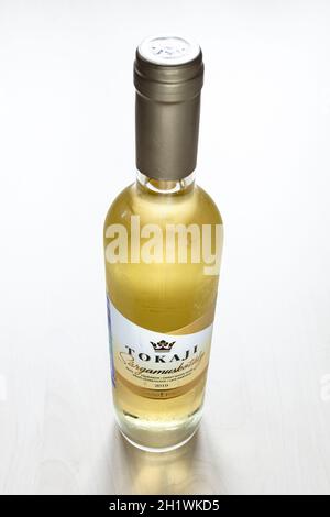 MOSKAU, RUSSLAND - 10. JUNI 2021: Geschlossene Flasche ungarischer Süßwein Tokaji aus der Kellerei Tokaji Kereskedohaz. Tokaj wird als hungarikum betrachtet, das Stockfoto