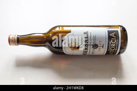 MOSKAU, RUSSLAND - 10. JUNI 2021: Offene Flasche süßer Marsala von Cantine Intorcia. Der Marsala ist ein angereicherter Wein, der in der Umgebung produziert wird Stockfoto