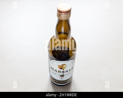 MOSKAU, RUSSLAND - 10. JUNI 2021: Leere Flasche süßer Marsala von Cantine Intorcia. Der Marsala ist ein angereicherter Wein, der in der Umgebung von hergestellt wird Stockfoto