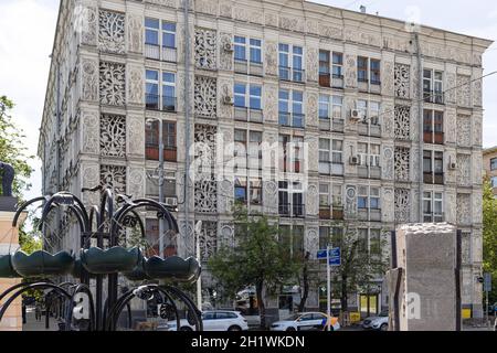 Moskau, Russland - 23. Mai 2021: Das Lacy House (Haus-Akkordeon) ist ein Denkmal des experimentellen Wohnungsbaus im Art-Deco-Stil. Das Haus war Stockfoto