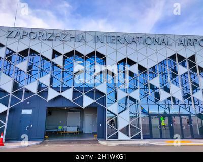 Zaporizhzhia, Ukraine - 11. Mai 2021: Internationaler Flughafen Zaporizhzhia - Außenansicht Stockfoto