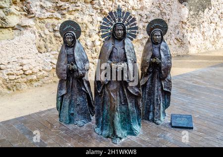 ELCHE, SPANIEN - 29. DEZEMBER 2018: Skulptur "Las tres Marias" ("die drei Marys"), ein in Bronze gegossenes künstlerisches Ensemble, Werk des Künstlers Juan Jose Q Stockfoto