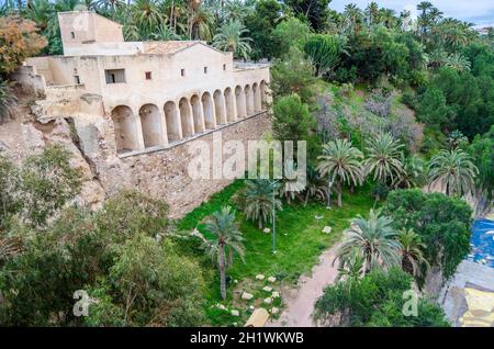 ELCHE, SPANIEN - 29. DEZEMBER 2018: Blick auf den Palmenhain und den Vinalopo-Fluss in der Stadt Elche, Provinz Alicante, Spanien Stockfoto