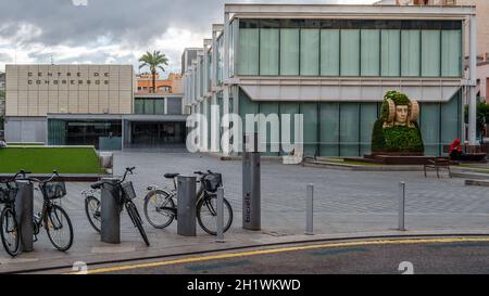 ELCHE, SPANIEN - 29. DEZEMBER 2018: Blick auf das Kongresszentrum "Ciutat d'ELX" in der Stadt Elche, Provinz Alicante, Spanien Stockfoto