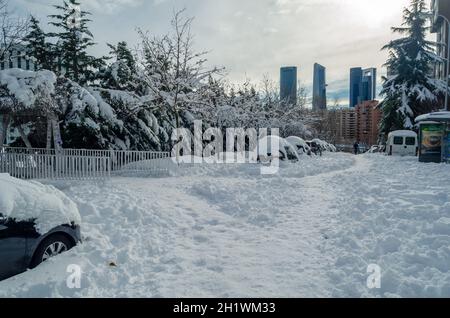 MADRID, SPANIEN – 10. JANUAR 2021: Die Straßen Madrids sind nach dem Sturm „Filomena“ mit dem schwersten Schneefall seit 50 Jahren übersät Stockfoto