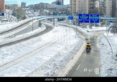 MADRID, SPANIEN – 10. JANUAR 2021: Die Straßen Madrids sind nach dem Sturm „Filomena“ mit dem schwersten Schneefall seit 50 Jahren übersät Stockfoto